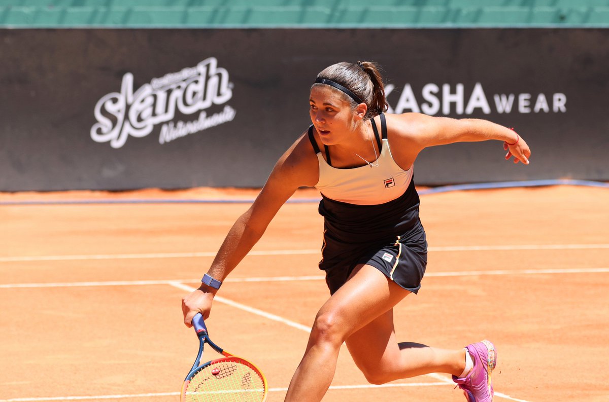 💪 A puro tenis y con mucha garra, @juliriera02 ya está en SF del W75 de Chiasso con un triunfo destacado en CF 62 64 ante la local Waltert (159ª, ex 107ª) 👏 Julia llega así a sus 2as semis de la temporada y logra además su 8º éxito consecutivo luego de su invicto en la #BJKCup