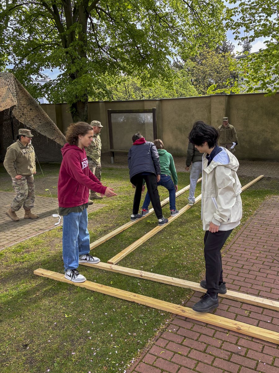 .@USArmy soldiers joined students for a day of slam dunks, static displays, & team building during a community outreach program held at the International School of Poznan 🇵🇱. Events like these foster a positive & supportive environment for military families & the community.