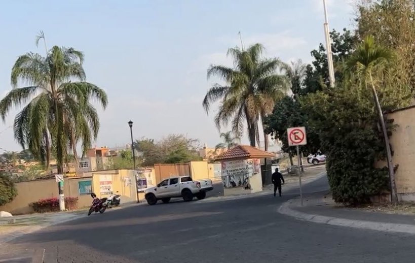 #Morelos | ⚠️ VIOLENCIA  IMPARABLE EN TEMIXCO / Se registra movilización policiaca en la unidad habitacional “Campo Verde” en el municipio de #Temixco, luego que fuera localizado el cuerpo de un hombre sin vida.
Información en proceso ⚠️ 

#Cuernavaca
#Jiutepec