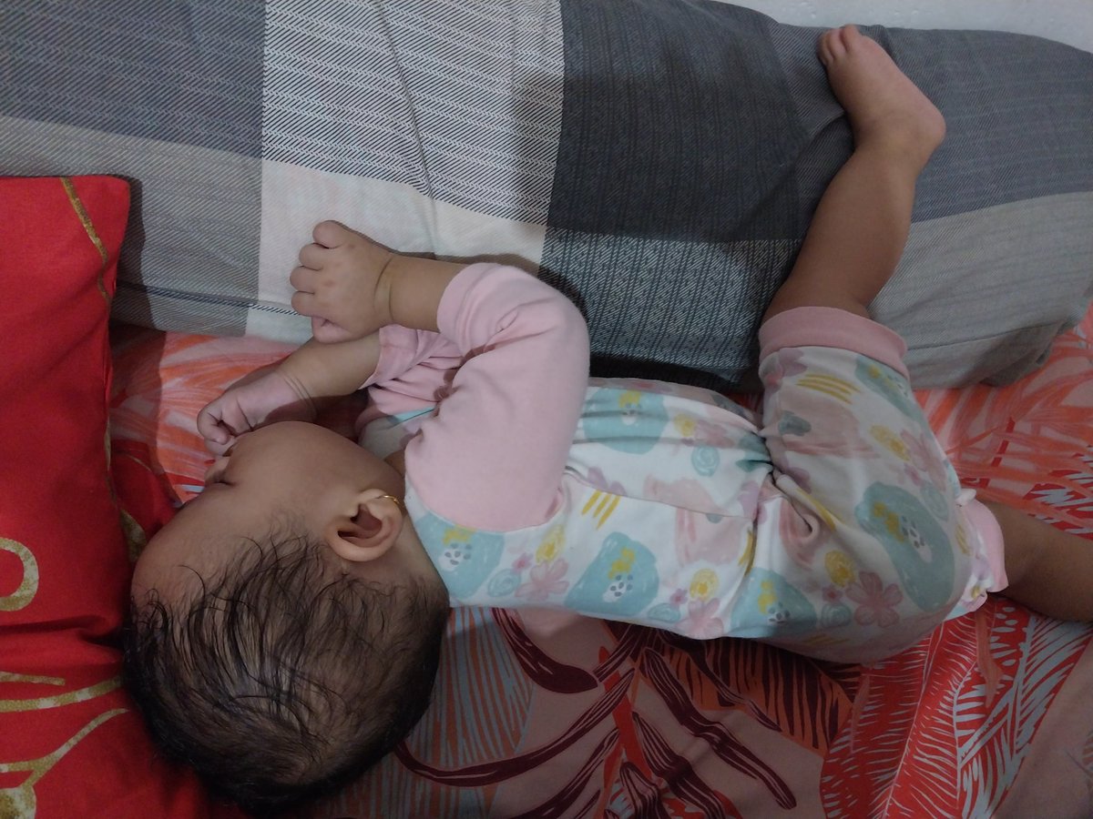 n_nayaaa's tweet photo. Qilaaa, maafin bunda yaaaa 😣 https://t.co/1RZ0yeM9Cd