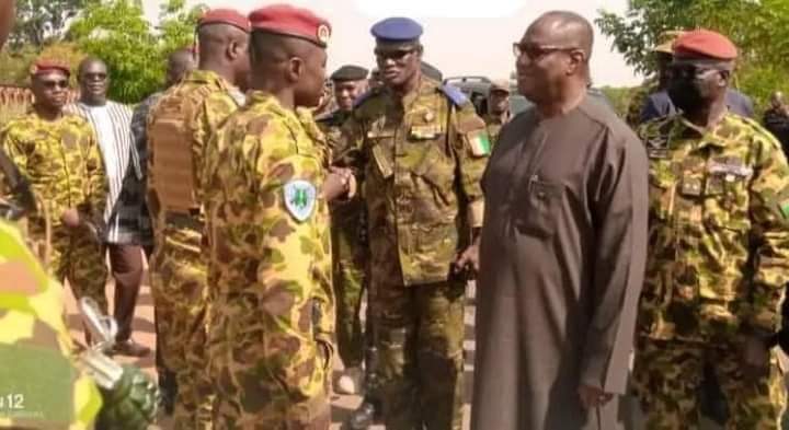 AESinfos's tweet photo. #AESinfo | #BurkinaFaso 🇧🇫
Un dialogue apaisant avec la Côte d'Ivoire pour la résolution des tensions

Un vent d'apaisement souffle entre le Burkina Faso et la Côte d'Ivoire. Les deux pays voisins ont entamé des discussions constructives pour désamorcer les tensions nées de récents incidents frontaliers.

Lors d'une rencontre tenue à Niangolo, le ministre d'État et de la Défense ivoirien, Téné Birahima Ouattara, a échangé avec son homologue burkinabè, Kassoum Coulibaly. Les discussions ont porté sur la question cruciale de la lutte contre le terrorisme, qui affecte les deux nations.

Les deux parties ont également abordé la situation des gendarmes ivoiriens retenus au Burkina Faso et celle des militaires et VDP burkinabè détenus en Côte d'Ivoire, suite à des violations de territoire. 

Cet échange constructif témoigne de la volonté des deux pays de privilégier le dialogue et la coopération pour résoudre leurs différends et œuvrer ensemble à la paix et à la sécurité dans la sous-région.