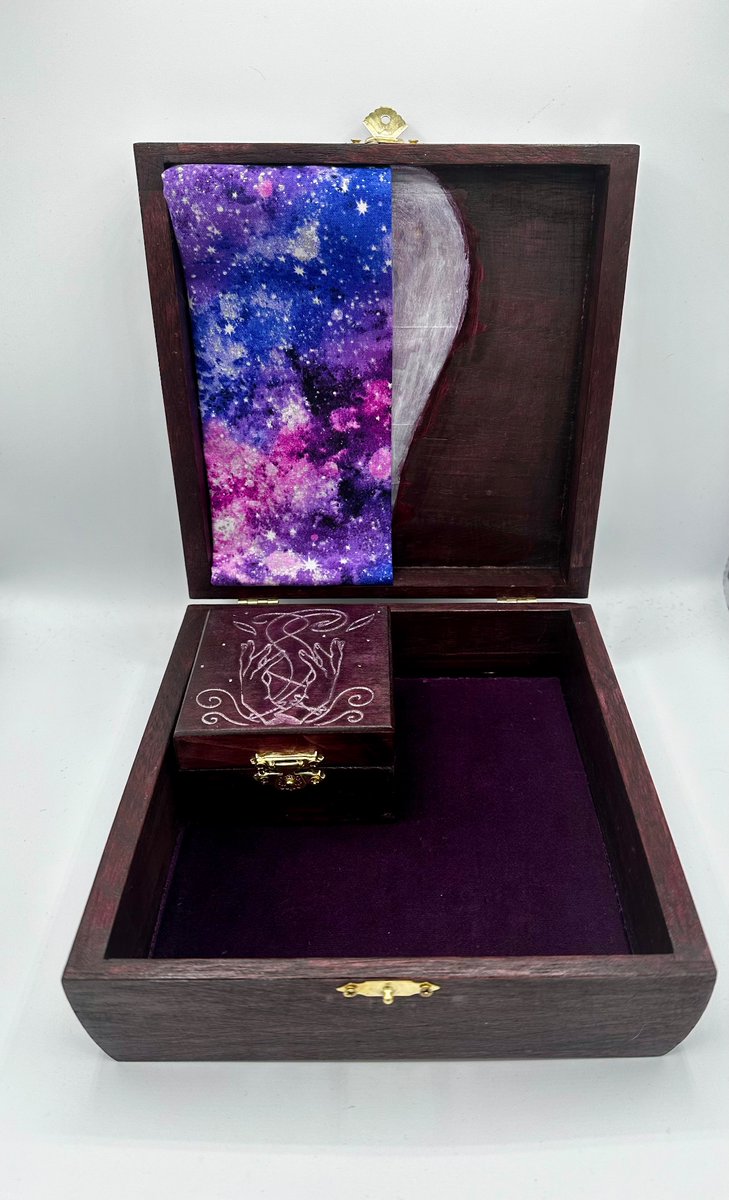 ValkyrieTotems's tweet photo. Show off that magical heritage with the absolutely gorgeous Sorcerer dice box!

Our Suitcase dice boxes are a popular item for the gamer on the go!

Set your gaming group up at the @Calgaryexpo Artist Alley A5712!

#dnd #calgaryexpo #calgaryexpo2024 #sorceror #dungeonsanddragons https://t.co/8qWrUUAZbu