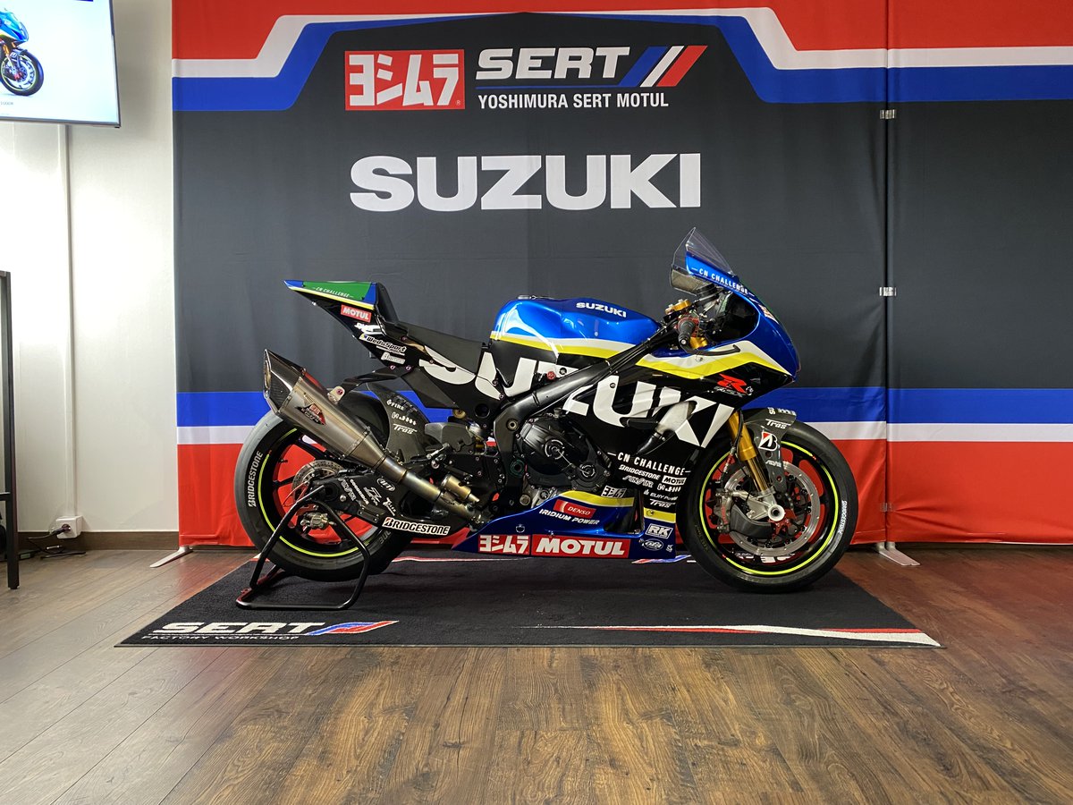 Team Suzuki CN Challenge présente une GSX-R à carburant biologique aux #24hMotos Plus d'infos👉shorturl.at/lowPS @FIM_EWC #FIMEWC #SUZUKI