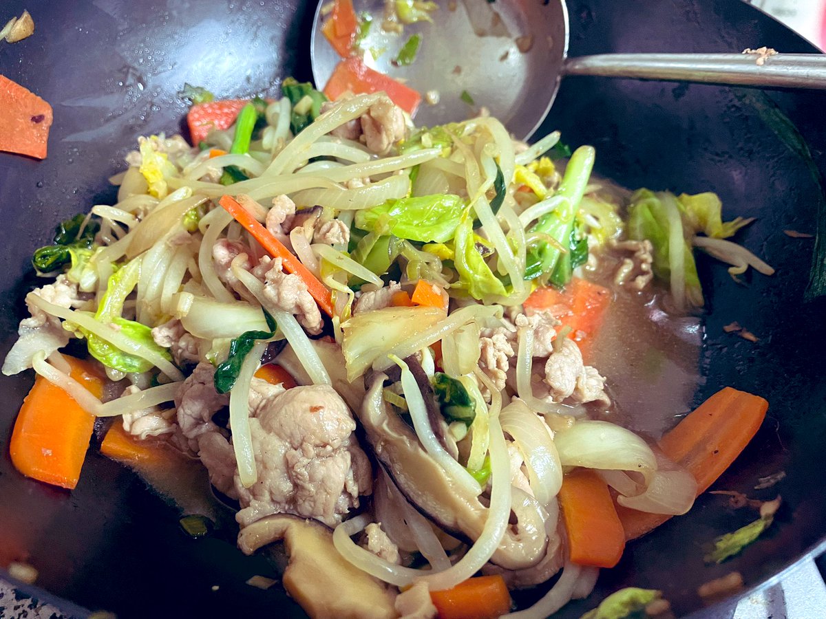 Now enjoying cooking☺️ 
Hmm. The main for dinner tonight looks well-done!
#cookingathome 
#おうちごはん 
#twinglish 
#Twitter家庭料理