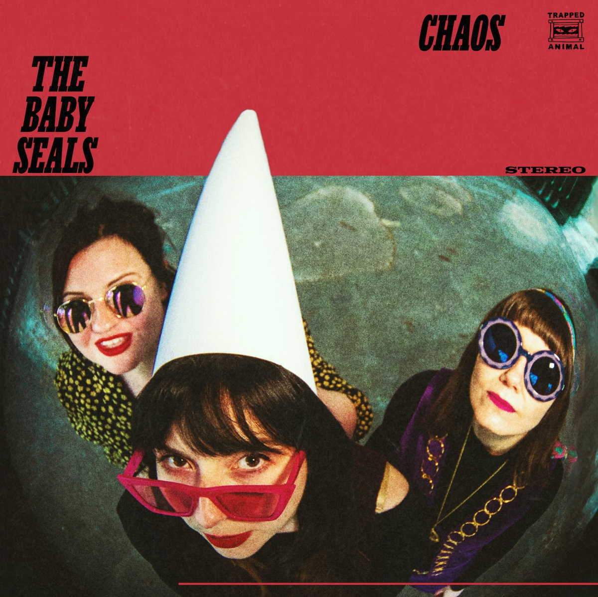 #NowPlaying The Baby Seals『Chaos』(2024年) 仕事だ何だと色々してたらこんな時間じゃん…今からカレー作ります… 英ケンブリッジ拠点フィーメールトリオのデビュー作。もうジャケの時点で勝利確定だけど暴れまわるギター＆ベース＆ドラムにフック満載のメロディ+コーラス炸裂な全9曲、最高♪