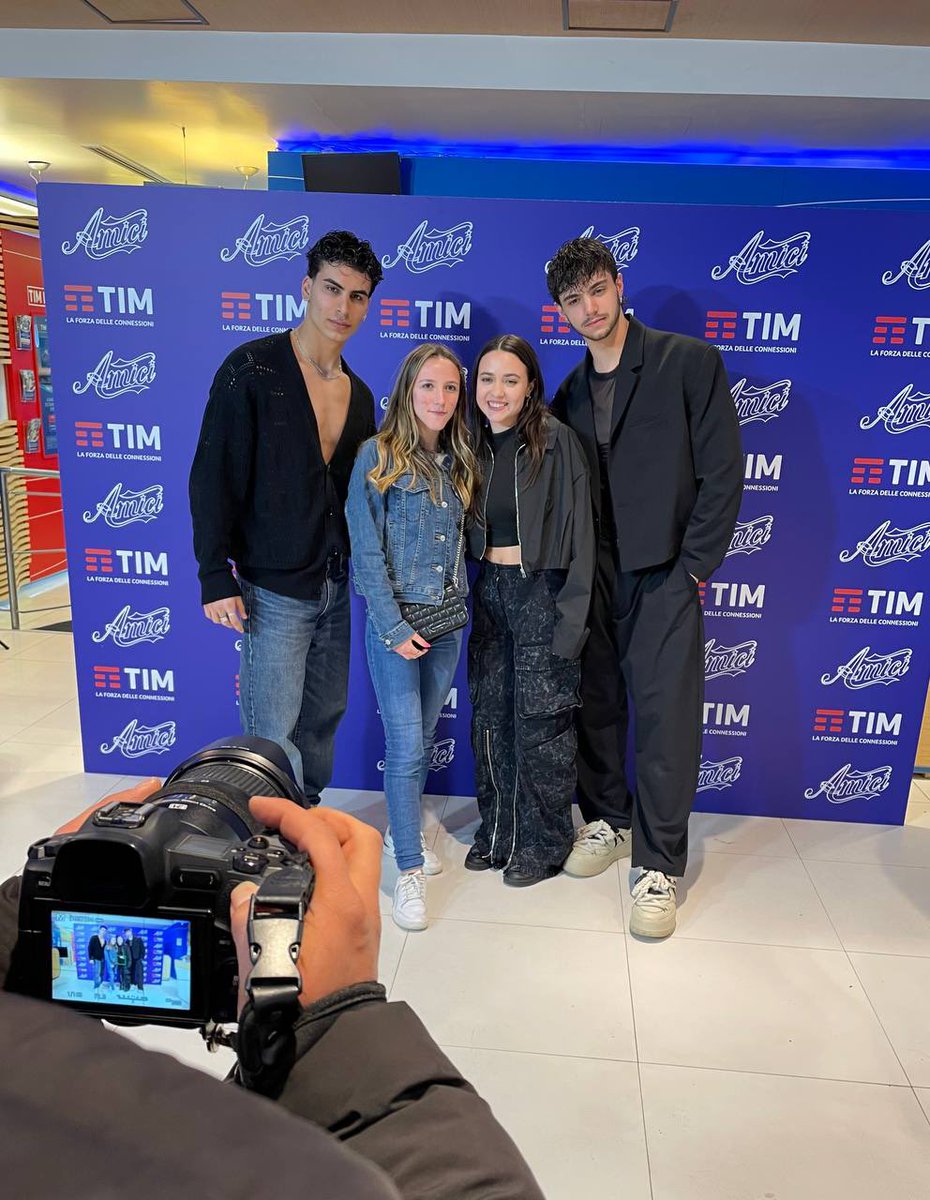 💙In una parola F-A-N-T-A-S-T-I-C-I! 💙 Giovanni, Lucia e Nicholas ORA al TIM Store in via Sparano a Bari.✨ #Amici23 #LaForzaDelleConnessioni