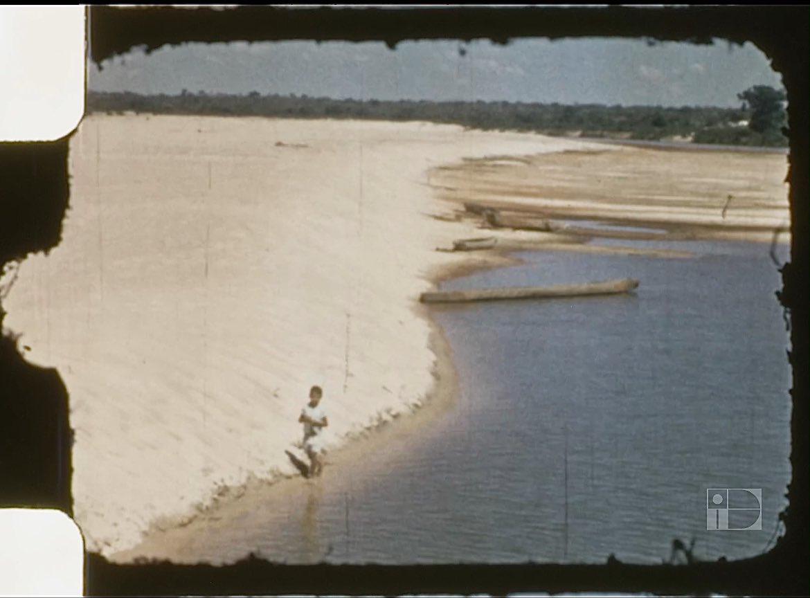 Coleção Cinelimite Filme 07 - “M64 Brazil” Ao longo do filme, vemos um pouco da vida que existe próxima a um rio: pequenos animais, árvores, pessoas, vilarejos. Ao final do registro, vemos uma mulher indígena operando um fuso de fiar. youtu.be/Y2nXeIc-ves?si…