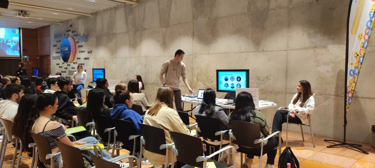 InsMMP's tweet photo. Entre tots, sumem i compartim el coneixement sobre els #treballsderecerca en aquesta jornada tan interessant al @citilab  on alumnes de 2n #batxillerat expliquen el seu treball als de primer! https://t.co/JAz5Cqx9rH