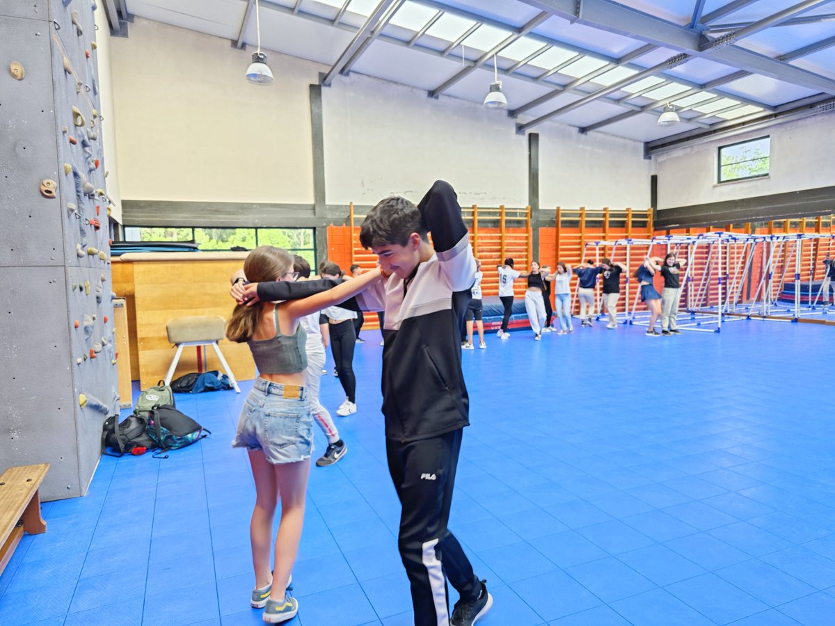 Compartiendo juegos y bailes, fantástico grupo de estudiantes portugueses y españoles,Vilela y Cuenca en la pista! Movilidad #Erasmus+ del @IESALFONSOVIII @sepiegob