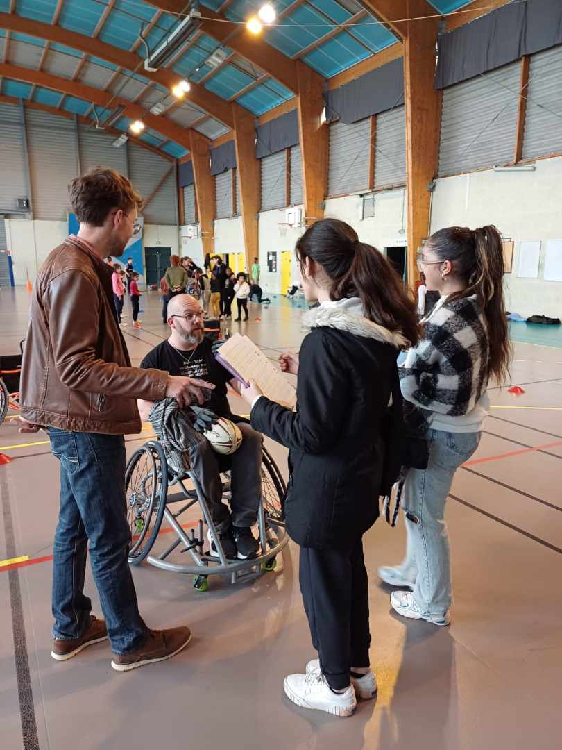 CollegelouiseM's tweet photo. Les 5A apprentis journalistes avec Simon Gouin @GrandFormatNdie en résidence. Merci @YassinNfaoui, Pauline Nkundwanabake, Maxime Demeude, Arnaud Fauchet, @johann_biree et à nos partenaires @CUAlencon @CdosOrne #citėėducative @ClemiNormandie @dsden61 ... RV pour les articles.... https://t.co/0y8PPm7h8i