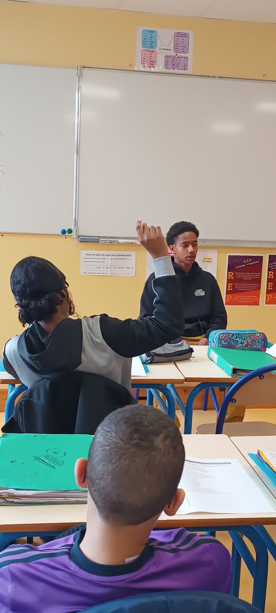 CollegelouiseM's tweet photo. Les 5A apprentis journalistes avec Simon Gouin @GrandFormatNdie en résidence. Merci @YassinNfaoui, Pauline Nkundwanabake, Maxime Demeude, Arnaud Fauchet, @johann_biree et à nos partenaires @CUAlencon @CdosOrne #citėėducative @ClemiNormandie @dsden61 ... RV pour les articles.... https://t.co/0y8PPm7h8i