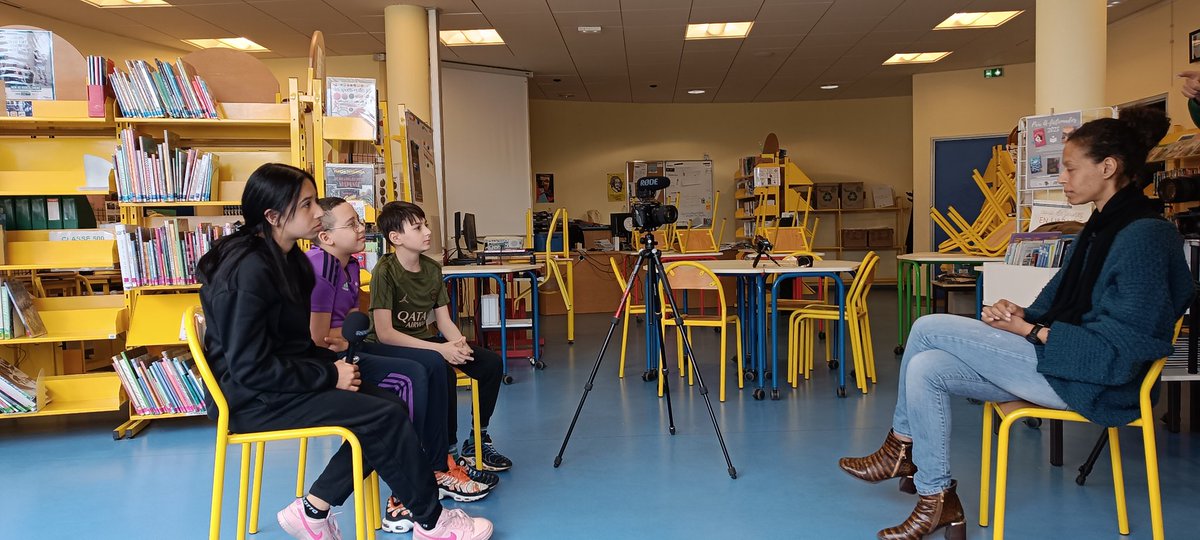 Les 5A apprentis journalistes avec Simon Gouin @GrandFormatNdie en résidence. Merci <a href="/YassinNfaoui/">Yassin Nfaoui</a>, Pauline Nkundwanabake, Maxime Demeude, Arnaud Fauchet, <a href="/johann_biree/">Johann Birée</a> et à nos partenaires <a href="/CUAlencon/">Communauté Urbaine d'Alençon</a> <a href="/CdosOrne/">CDOS 61</a> #citėėducative <a href="/ClemiNormandie/">EMI_Normandie</a> <a href="/dsden61/">DSDEN61</a> ... RV pour les articles....