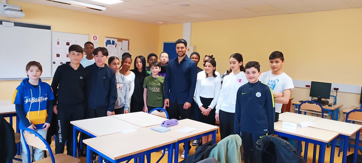 CollegelouiseM's tweet photo. Les 5A apprentis journalistes avec Simon Gouin @GrandFormatNdie en résidence. Merci @YassinNfaoui, Pauline Nkundwanabake, Maxime Demeude, Arnaud Fauchet, @johann_biree et à nos partenaires @CUAlencon @CdosOrne #citėėducative @ClemiNormandie @dsden61 ... RV pour les articles.... https://t.co/0y8PPm7h8i
