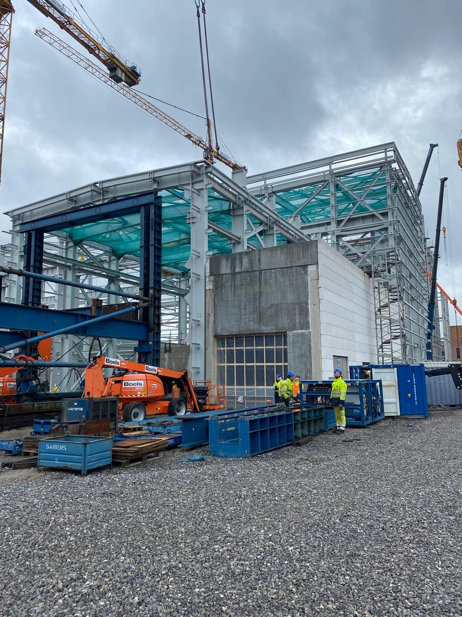 EngieBelgium's tweet photo. De bouw van de nieuwe gascentrale in Flémalle gaat goed vooruit. De gasturbine van 500 ton wordt komende dagen geïnstalleerd. Eind 2025 zal de centrale een capaciteit hebben van 875 MW en het equivalent leveren van het jaarlijkse verbruik van meer dan een miljoen gezinnen! https://t.co/ifXpQ4nZAW