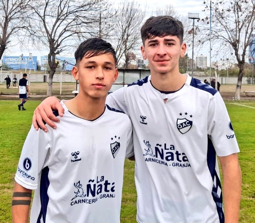 FlacoFiorentino's tweet photo. #Quilmes Es por ALSINA Y LORA: @santypuzzo_ y Lucas Alfonso, dos jugadores Cat. 2006, dos primeros contratos con PRESENTE y FUTURO en el plantel profesional. 

Mayo 2022: #SeptimaQAC. 
Marzo 2024: #Sub20Ascenso. https://t.co/AbjW8FiLoA