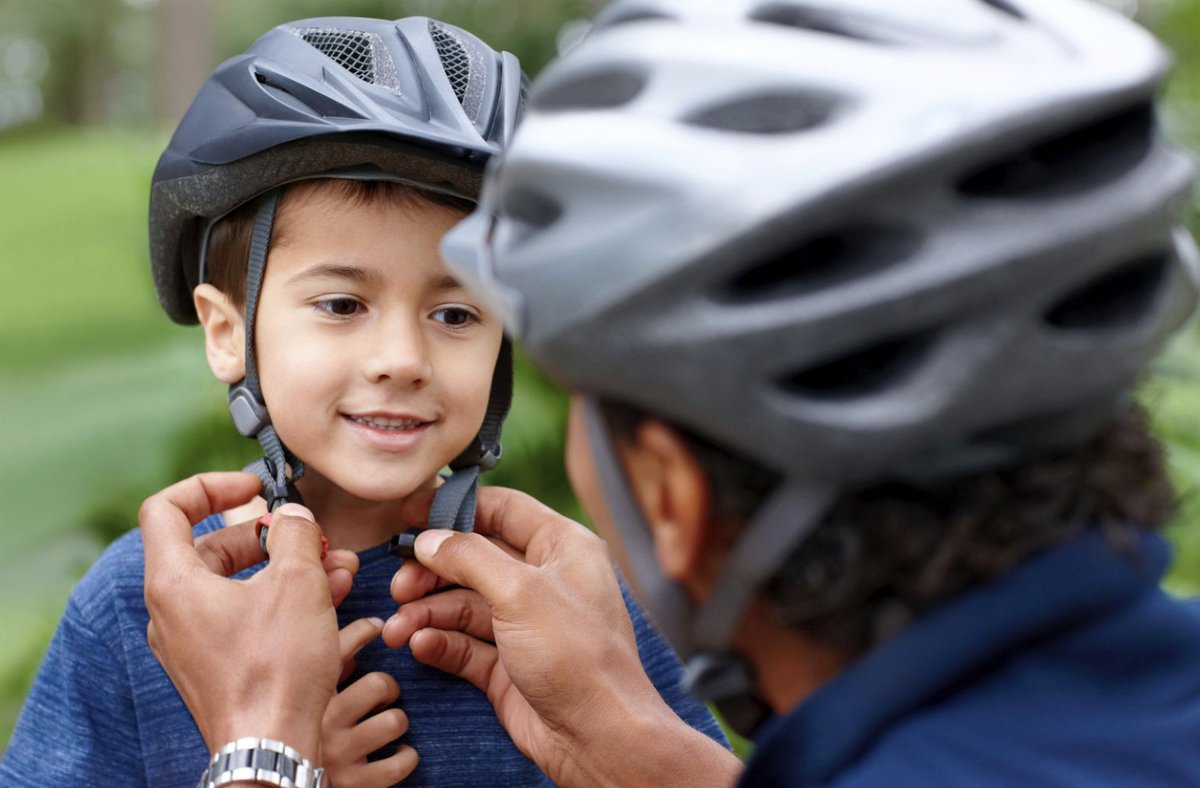 Head injuries are a leading cause of death to kids on bicycles. A properly fitted and correctly worn bike helmet can make a dramatic difference, cutting the risk of serious head injury by up to 60%. parachute.ca/en/injury-topi… #TurnSafetyOn #ParachuteVZ