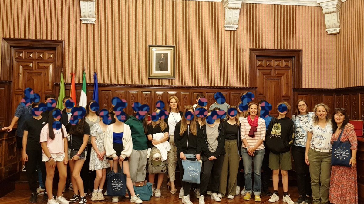 Nous avons eu l'honneur d'être reçus par Lourdes Martinez, députée chargée de Fonds Européens et de Geolit au Conseil Général de la Province de Jaén <a href="/dipujaen/">Diputación de Jaén</a>. Nos jeunes citoyens européens ont pu découvrir cette institution grâce à <a href="/EUErasmusPlus/">Erasmus+</a> <a href="/ClgRaoulDufy/">Collège Raoul Dufy</a> @ies_scata