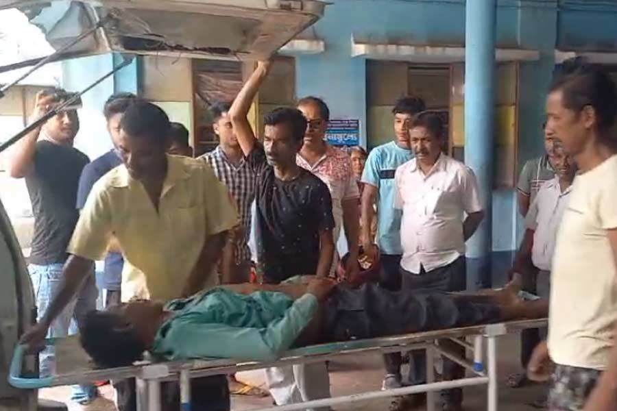 Com Pradip Das, a vegetable seller, a @CPIM_WESTBENGAL worker & a resident of Dhupguri in Jalpaiguri passed away while working at the @cpimspeak camp office. Red Salute Comrade Photo courtesy : ABP