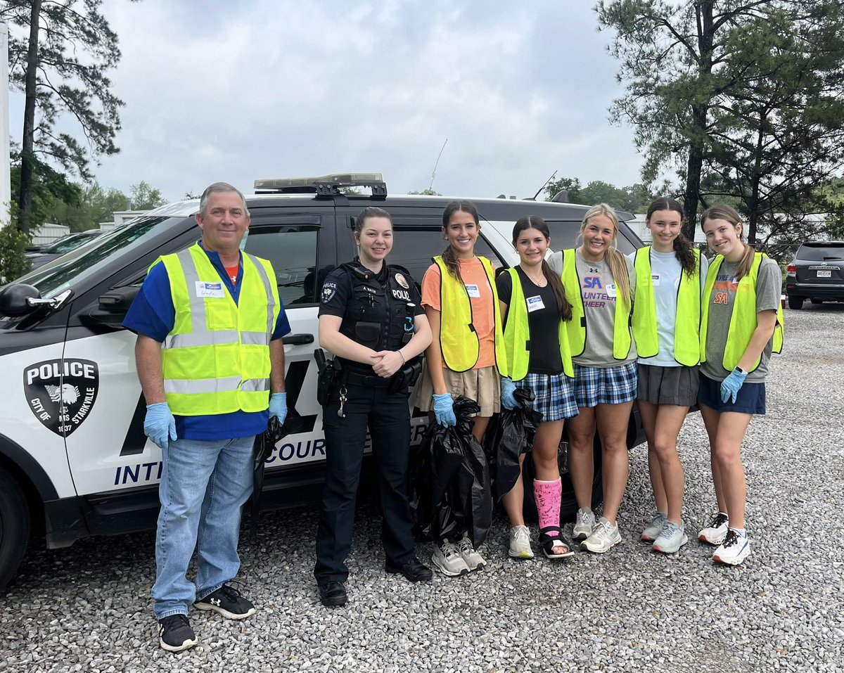 Shoutout to the incredible students of Starkville Academy for rolling up their sleeves and partnering with our police department to keep our streets clean and safe! #govols #cleanstreets