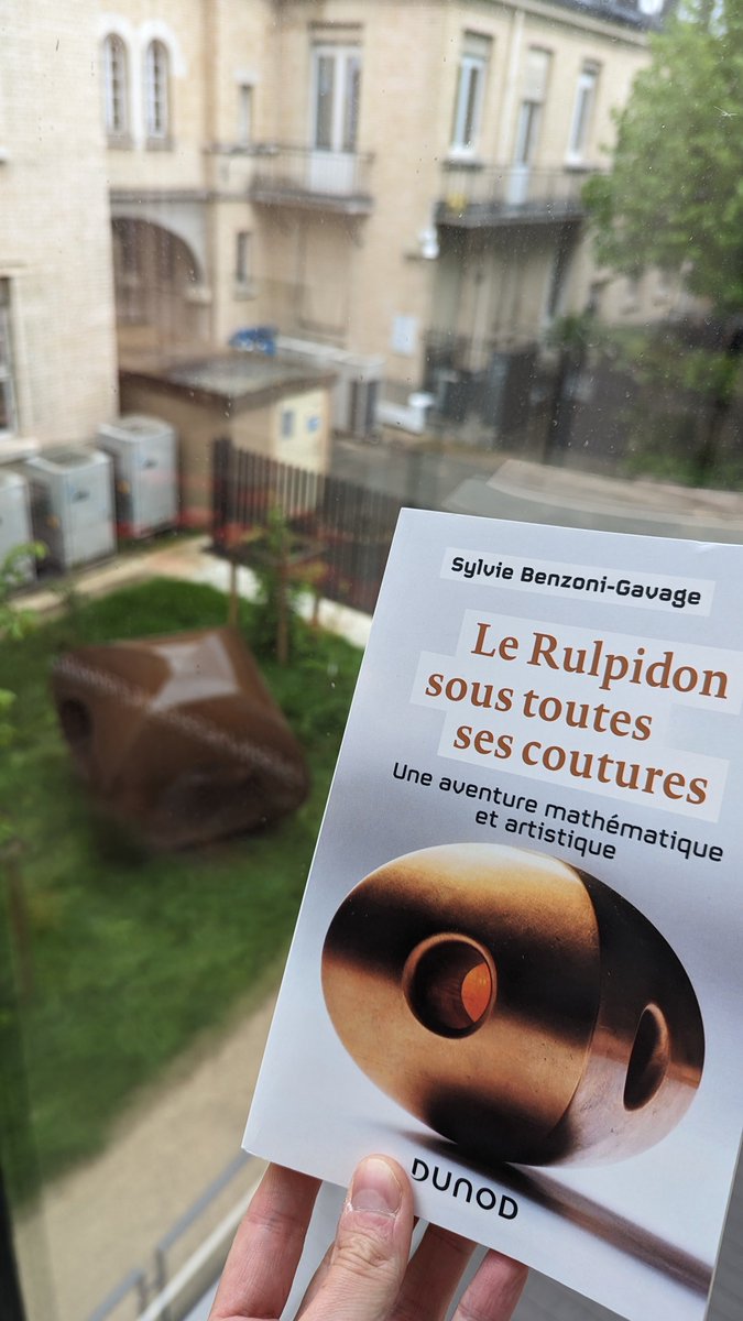 Envie de découvrir la recherche en maths d'une façon originale ? Lancez-vous dans ce petit livre écrit par <a href="/GavageSylvie/">Sylvie Benzoni-Gavage</a> : une sorte d'enquête, pas à pas, sur les mystères du #Rulpidon, oeuvre d'<a href="/ulolaco/">ulysselacoste </a> qui trône fièrement dans le jardin de la #MaisonPoincaré !