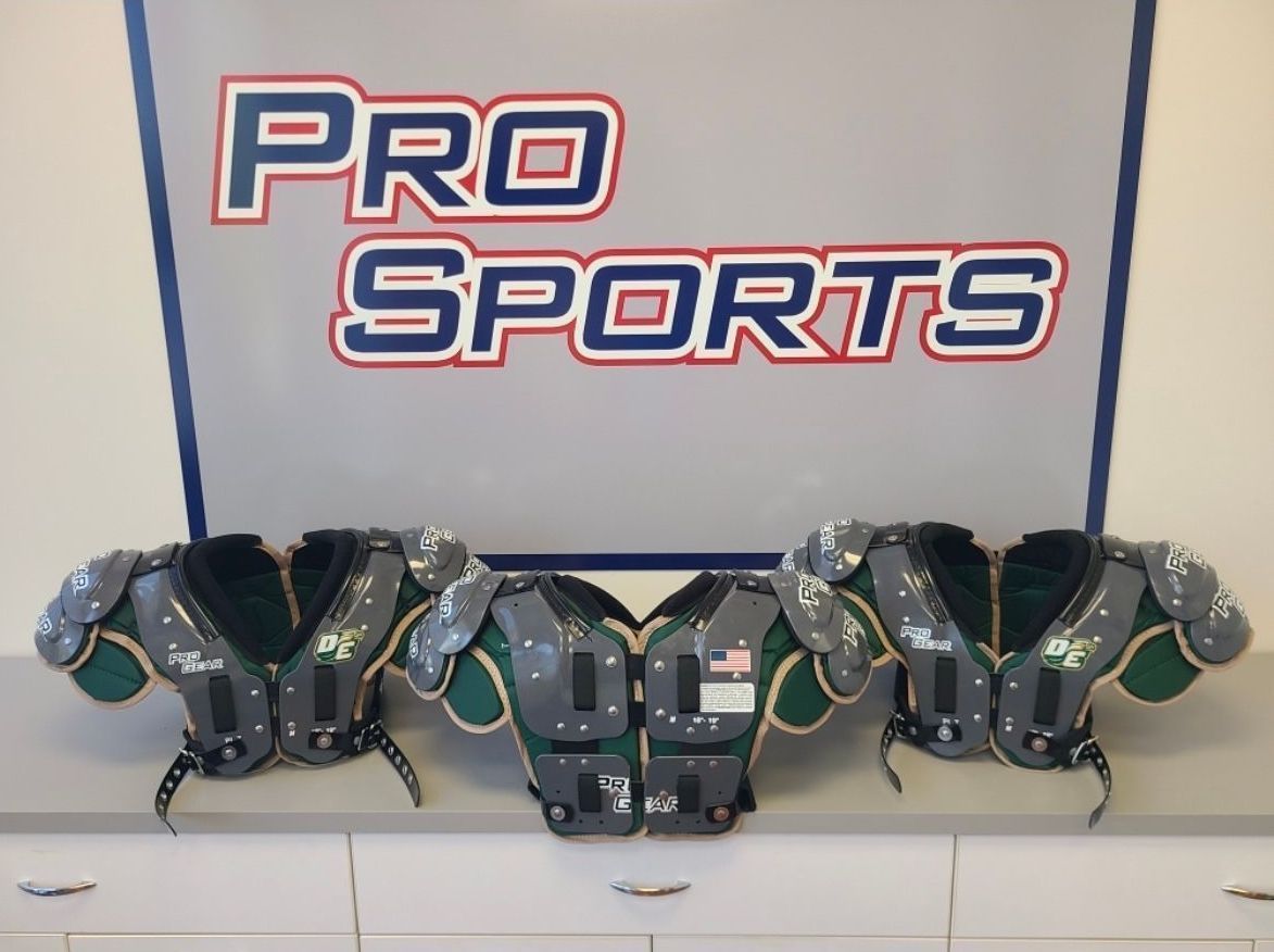 Heads-up DeSoto Football, there are #ProSportsCustoms heading your way!🏈📦

Mike Nelson (@ProGearNellie) put in the work with @GameOneTexas and Colten Claxton (@ClaxtonColten) to get these guys #GearedUp for the season!💪 

@FootballDesoto

#KnowTheLogo #MadeInTheUSA