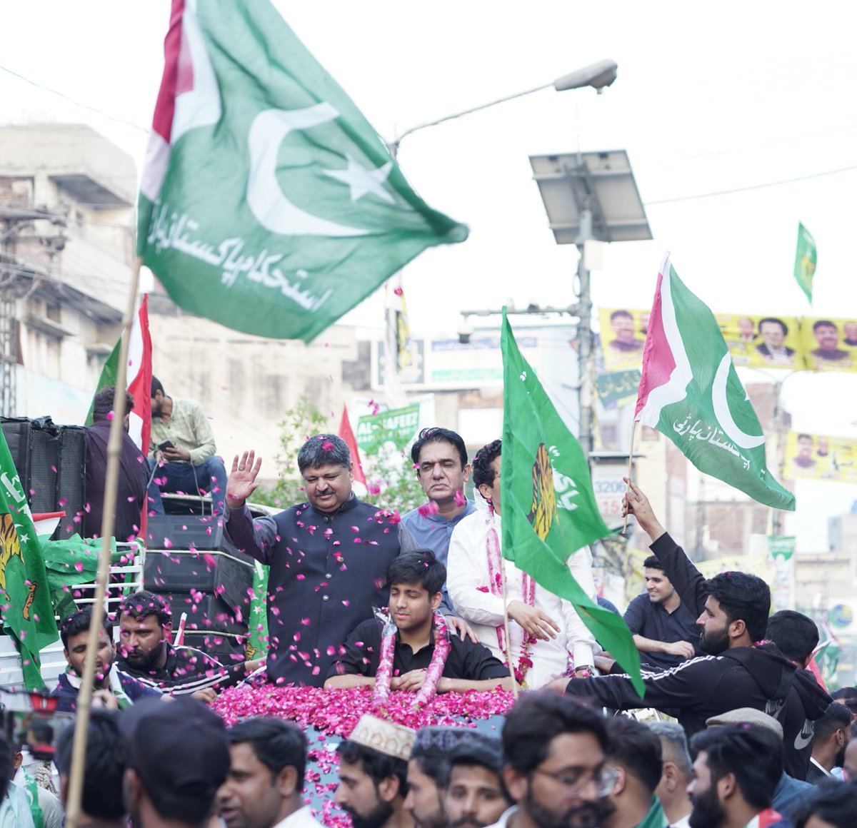 An inspiring sight at the #ShoaibSiddiquiPP149Rally as son of Aleem Khan, stands shoulder to shoulder with Shoaib Siddiqui, alongside Abdul Rahman Khan and Abdul Raffay Khan. Unity in diversity fuels the spirit of progress and democracy!