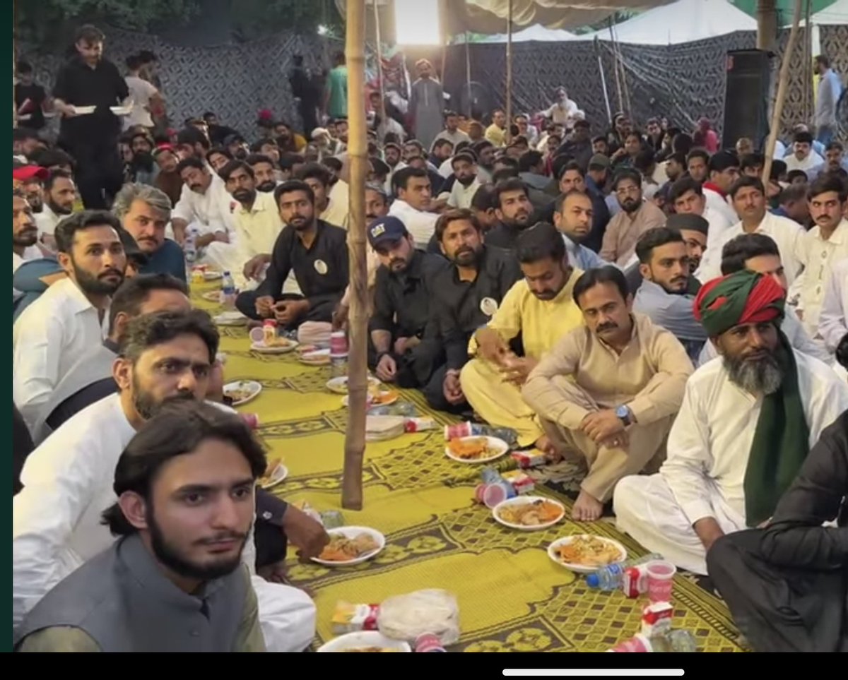 MsarmadISF's tweet photo. گزشتہ سال قائد عمران خان کے ساتھ 26 رمضان
المبارک کی افطاری کا شرف حاصل ہوا  ان کے تاریخی الفاظ میں چاہتا ہوں کہ میرے کارکنان لیڈر بنیں  وہ الفاظ میرے دل و دماغ میں بیٹھ گئے ۔ اللّٰہ تعالیٰ جلد عمران خان کو رہائی نصیب فرمائے تاکہ  تربیت کا سلسلہ جاری رہے اور ملک پاکستان ترقی https://t.co/KFqf5OdeQz