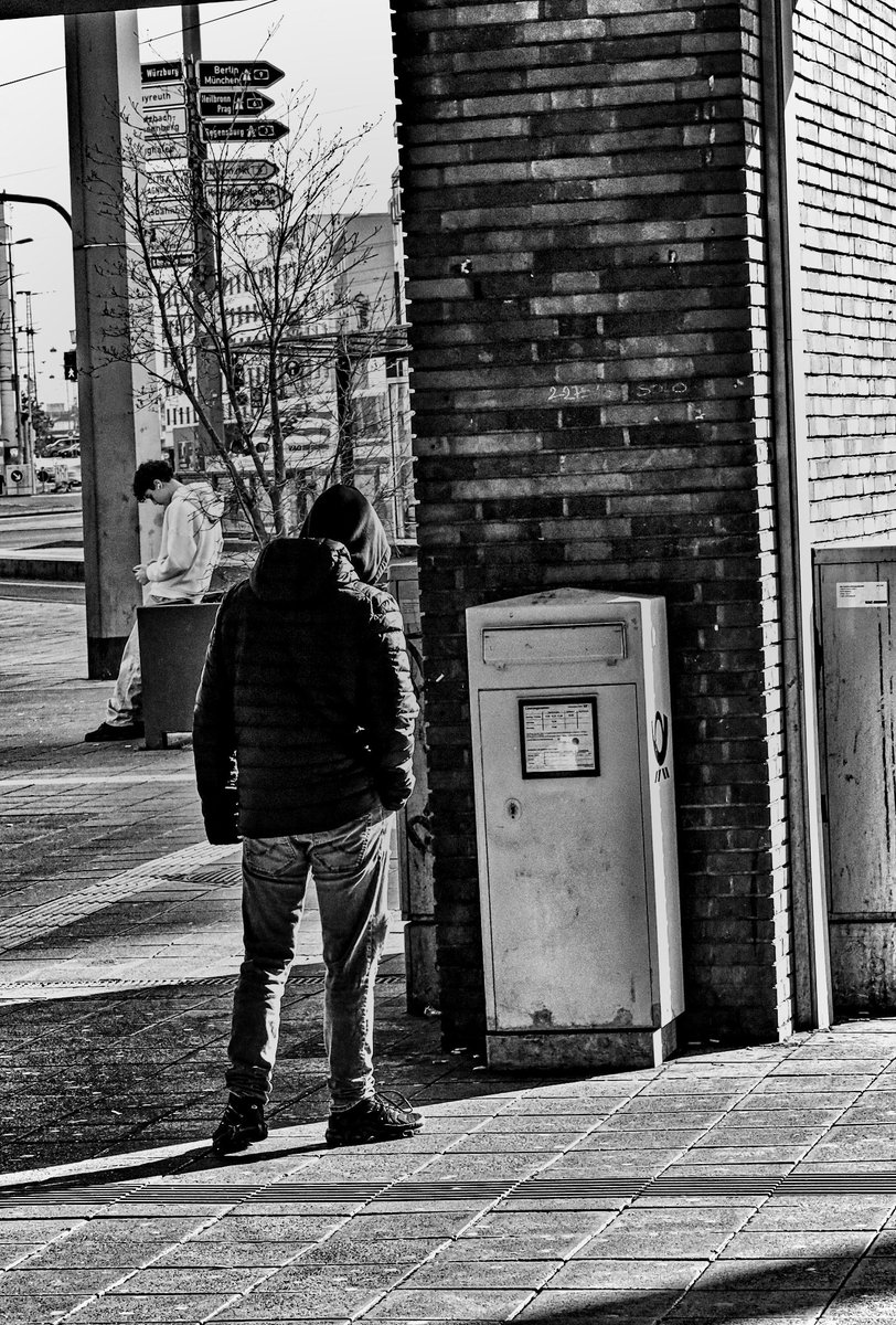 Checking out the mail @ap_magazine #streetphotographer #streetphotography #streetphotographyinternational #blackandwhitephotography #blackandwhitephoto #blackandwhitestreetphotography #citystreet #monochrome #urbanphotography #bnwphotography #bnw