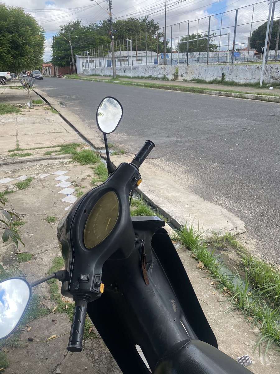 Botaram minha preciosa na rua (7h) pra tirar o carro da garagem e eu só vi agora (10h) Depois dizem q meu país Dirceu é perigoso… rum hm