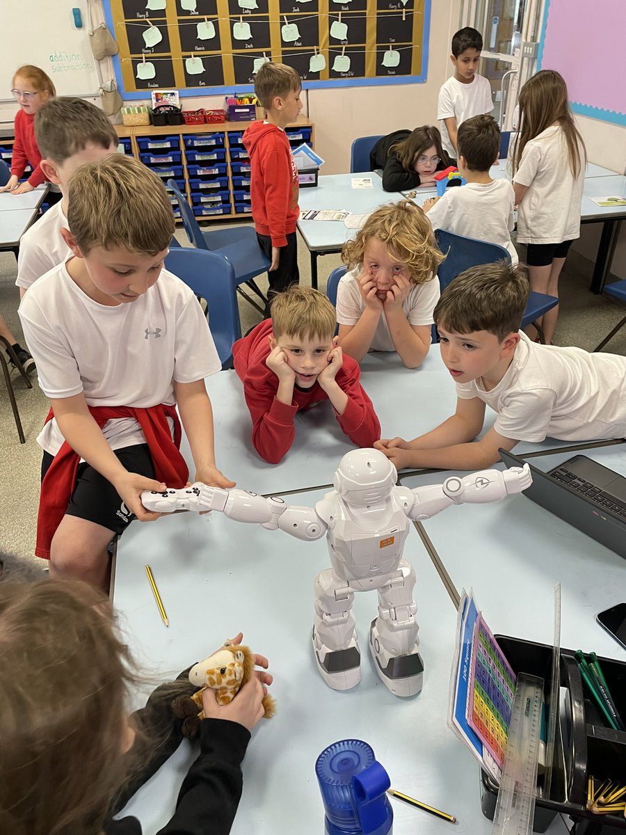 #SciTech @csc_stem #3BW have had a fantastic time learning to use and code robots. Thank you to those who kindly brought their own robots in to share!