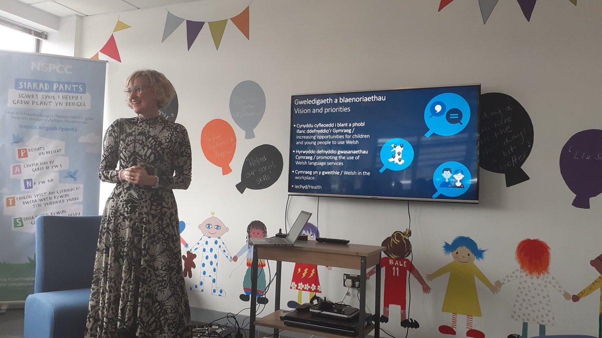 The Welsh Language Commissioner, Efa Gruffudd Jones, visited the @NSPCC's Cardiff hub earlier this week. She met with staff members from across the organisation. She went on to praise @NSPCC_Cymru's 'vital work' in offering Welsh language services to children. @ComyGymraeg