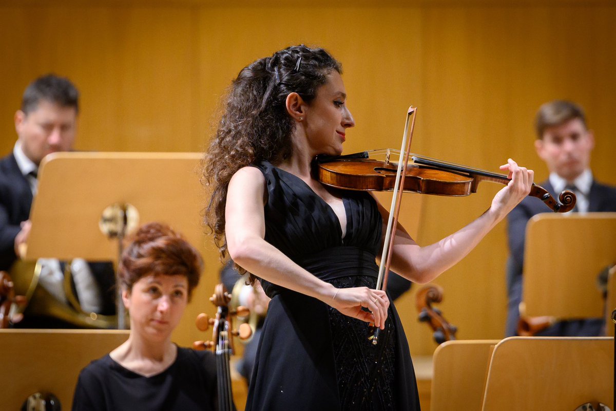 Bravo @LesSiecles en su debut en Ibermúsica con François Xavier Roth y Chouchanne Siranossian 🎻 que también se presentaba en nuestro ciclo con Beethoven . En la 2a parte genial Júpiter de Mozart. 📸: Rafa Martin Gracias @fundacionmutua por vuestro apoyo esta temporada.