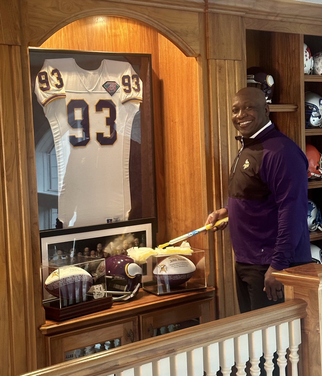 Spring cleaning! 😈 #PurpleFriday #skol ⁦@Vikings⁩ ⁦@NFLLegacy⁩ ⁦@ProFootballHOF⁩