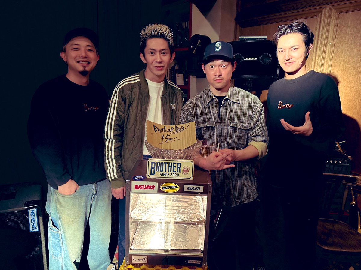 takumi_ui0115's tweet photo. 一昨日の夜

4/17 【Brother Brother closing festival Vol.7】
無くなる前にbrotherで歌えて本当嬉しかったです。
hot dogは食べれませんでしたが、
沢山の思い出でお腹いっぱいにさせて頂きました。

見てくれた皆様、
本当にありがとうございました。

#THEHOTDOGS
#ウインナーボーイjapan https://t.co/83owluGxbn