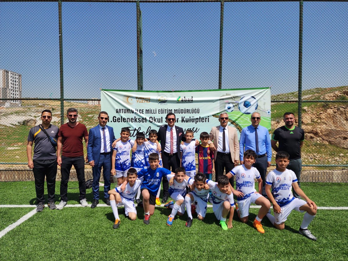 ⚽ 1. Geleneksel Okul Spor Kulüpleri Futbol Turnuvası İlkokul kategorisi finalinde Mehmet Nihat Mungan ve Abdulkadir Tutaşı İlkokulları karşı karşıya geldi. 🥅 Şampiyon olan Abdulkadir Tutaşı İlkokulu başta olmak üzere katılım sağlayan tüm okullarımızı tebrik ederiz. 🥇