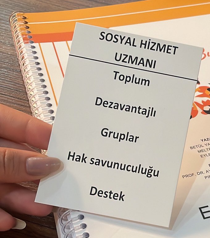 Meslek tanıtımı için Tabu kartları hazırlamışlar ve sosyal hizmet uzmanının altında kömür dağıtımı yazmıyor 🥹 “Hak Savunuculuğu” yazıyor 🥹🥹