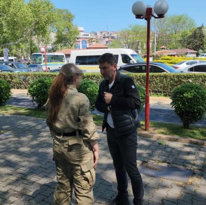 bosunatiklama's tweet photo. Jandarma üniforması ile yoldan geçenlere GBT kontrolü yapan bir kadın, polise yakalandı.

Askerliğe hevesli olduğunu söyleyen kadının, sözleşmeli öğretmen olduğu ortaya çıktı. https://t.co/J6lviTPnGW