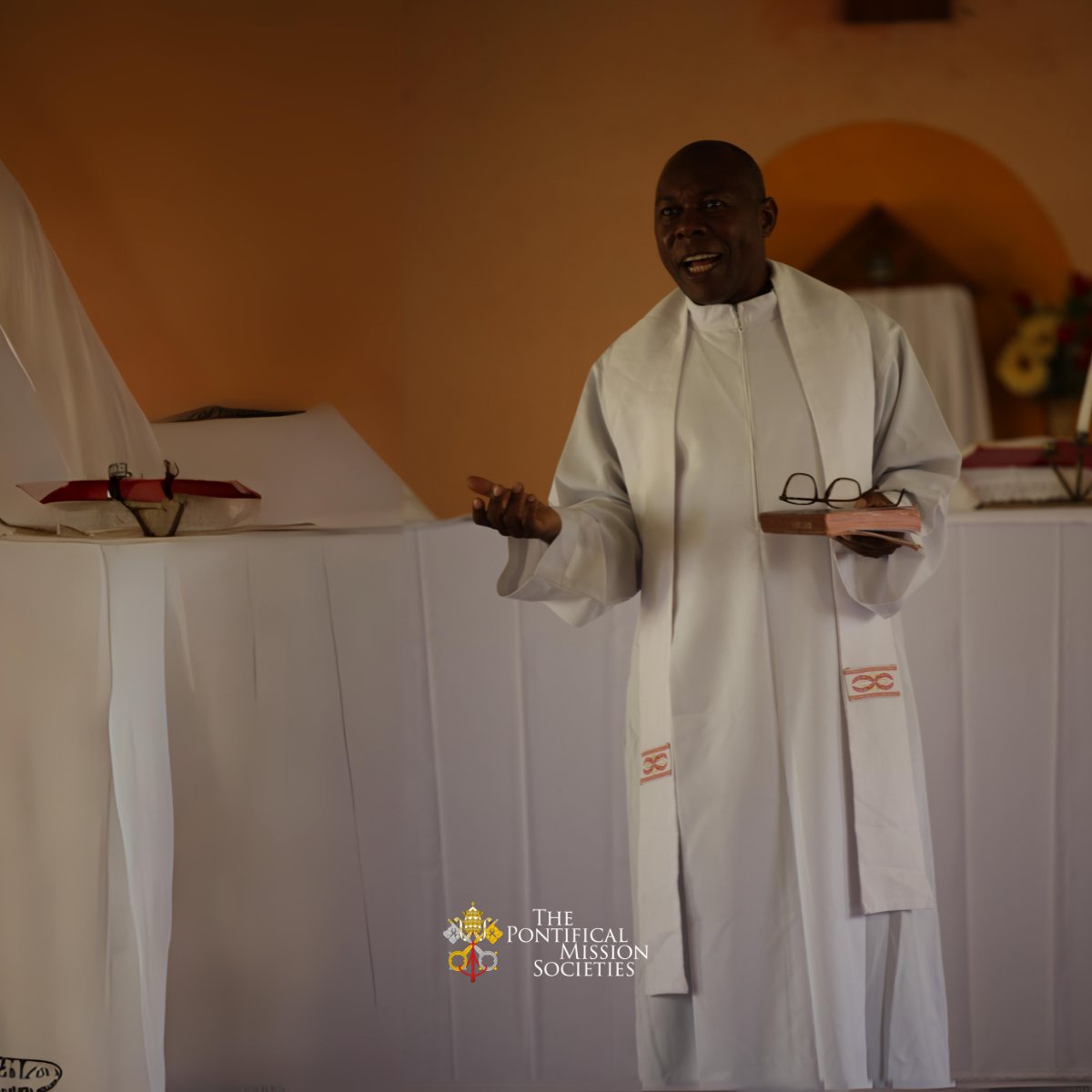TPMS_USA's tweet image. Want to discover the Church's best kept secret? 🔍

Read what Bishop Vincent Mwakhwawa shares with us after 10 years as director of the Pontifical Mission Societies in Malawi.

👉Find the full note on our web, onefamilyinmission.org/shhhh-let-me-t…

#FaithInAction #MissionaryWork #TPMSImpact