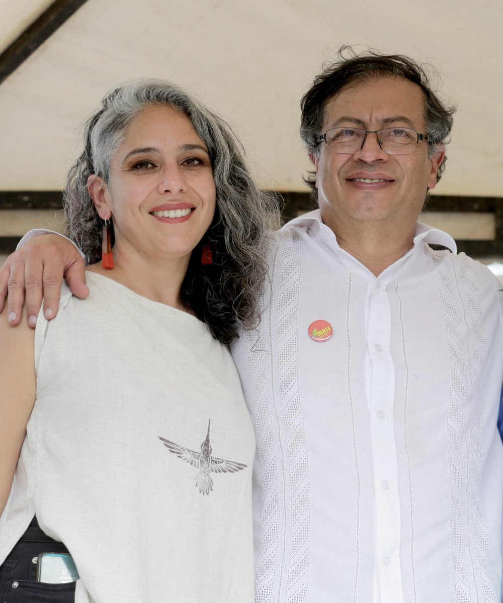 PizarroMariaJo's tweet photo. 19 de abril, una fecha que representa la lucha de miles que junto a mis padres me enseñaron que los afectos son nuestra mayor fortaleza: el afecto entre compañeros, el afecto a nuestra gente que le da sentido a nuestras acciones, el afecto como ingrediente fundamental en la política. 

Nos enseñaron a actuar desde el amor,  por eso nuestra acción de cambio, nuestra revolución nace de sentimientos y afectos profundos. Feliz cumpleaños presidente @petrogustavo, feliz aniversario a mis padres y madres.