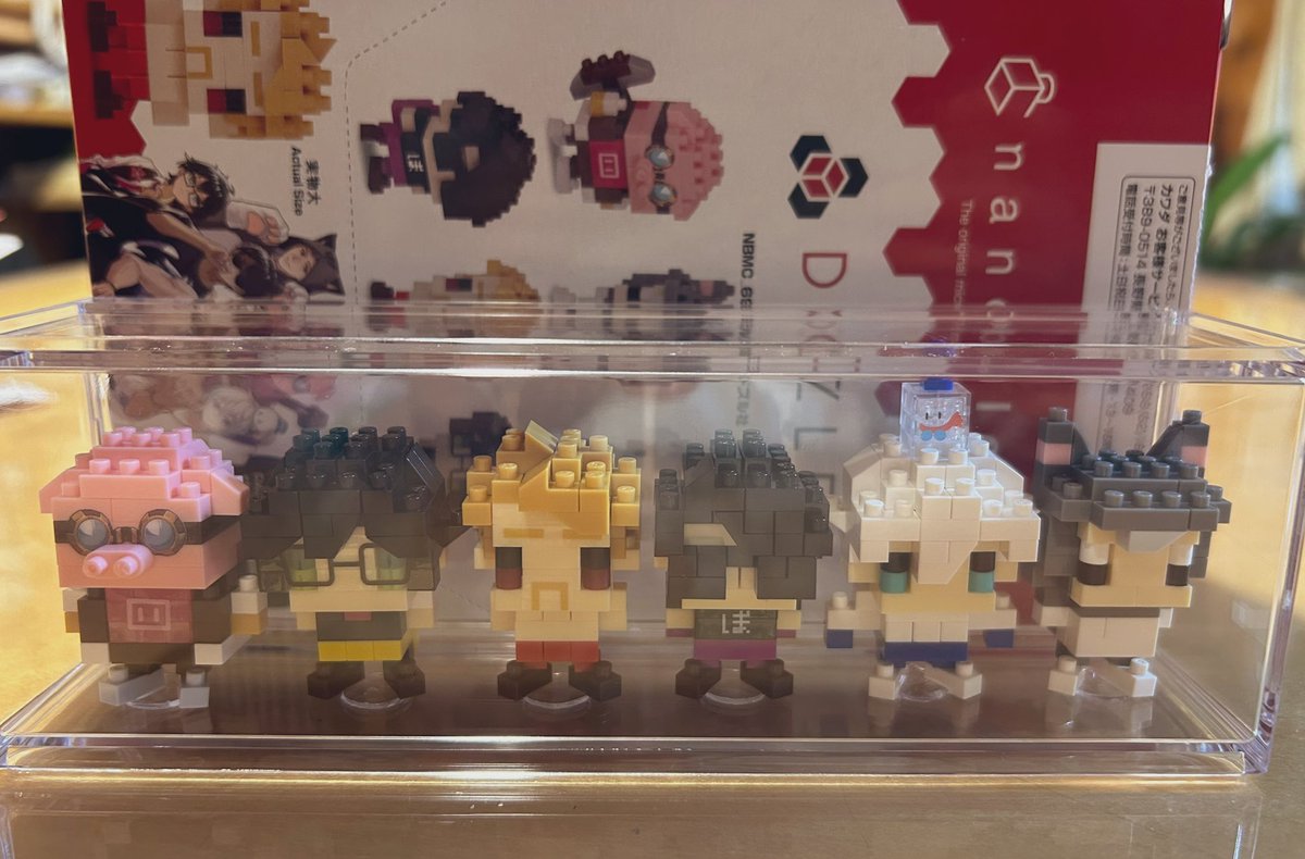 ドズル社ナノブロックですが、Seriaで購入した横開きディスプレイケースがちょうどいいかも？  おらふくんが雪だるまくんの分で高さが結構ギチギチになっちゃうけど、全体のフィット感は1番良いかも！