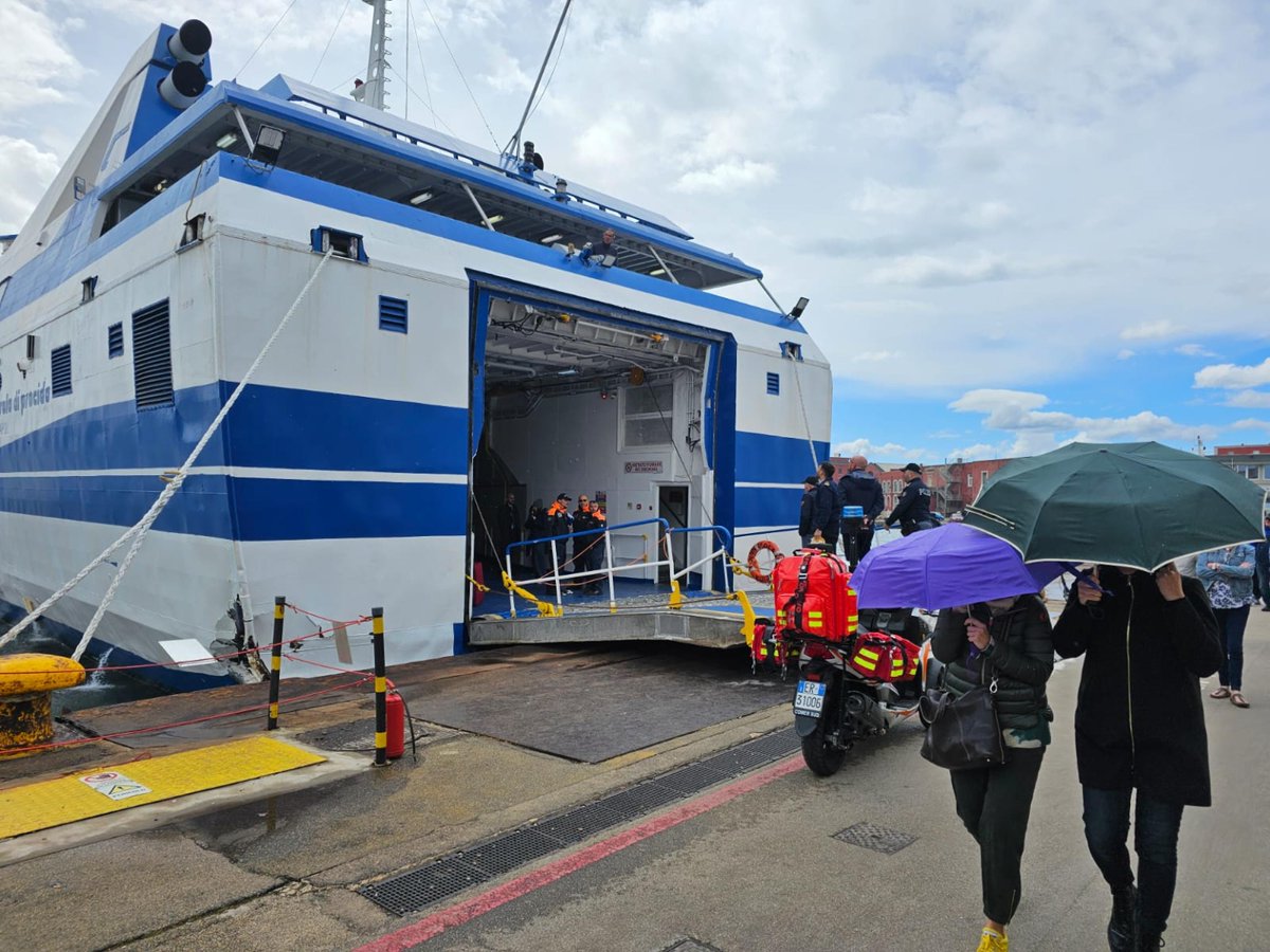 TV2000it's tweet image. 🔴#Napoli, #nave contro una banchina
44  i feriti, non gravi: nessuno in codice rosso
L'impatto durante le operazioni di ormeggio al Molo Beverello

La '"Isola di Procida", della #Caremar, era partita dal porto di #Capri con 163 passeggeri a bordo, moltissimi i  turisti stranieri
