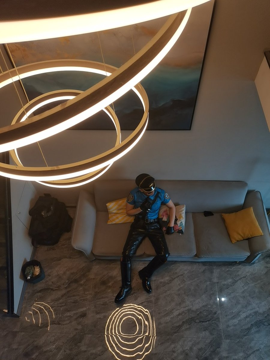 被监视的皮革警察……