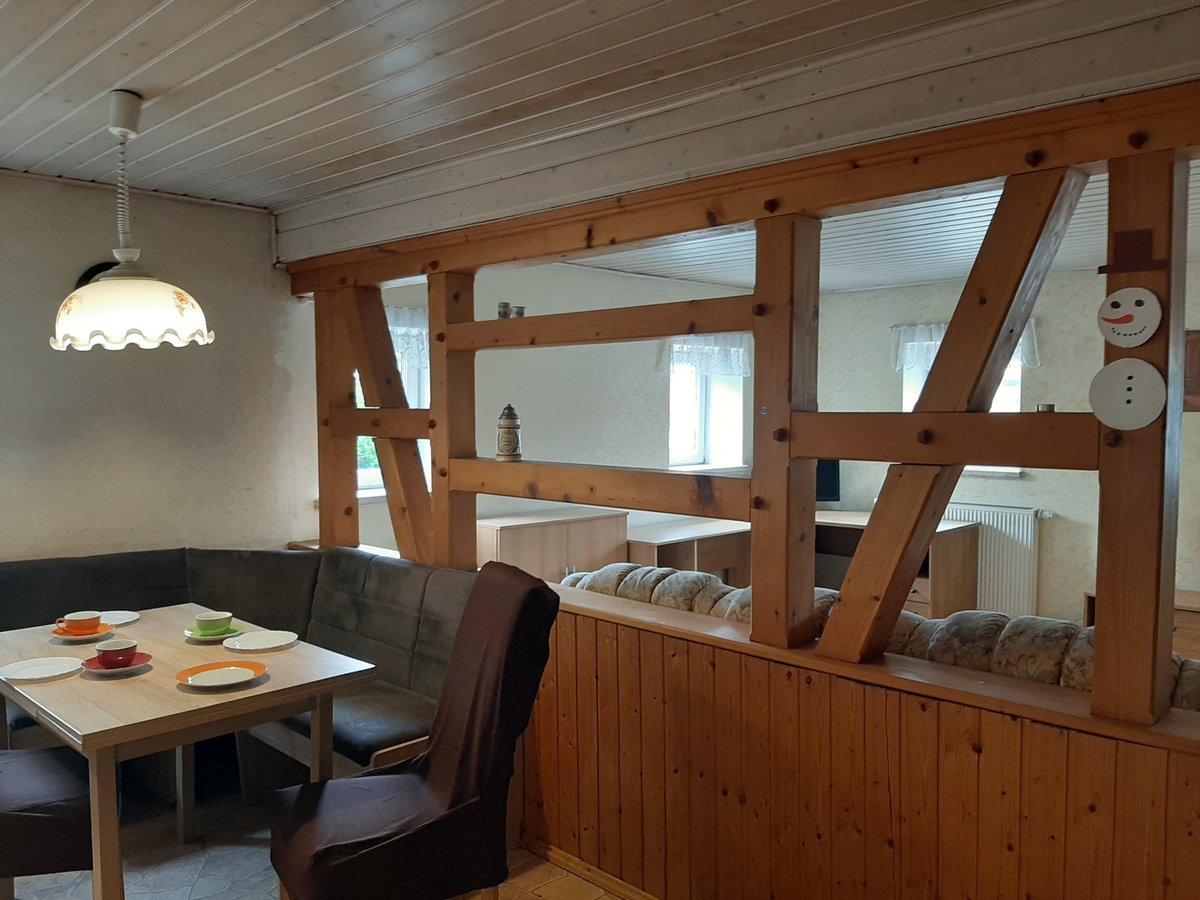 BOHOHV's tweet photo. Zum Wochenende ein tolles Frühlingsangebot: großes Haus mit 360 m2 Wohn/Nutzfläche für 695 EUR mtl. Kaltmiete im schönen Dittelsdorf:
https://t.co/W8eSQldE1C https://t.co/7ofG2h44Ck
