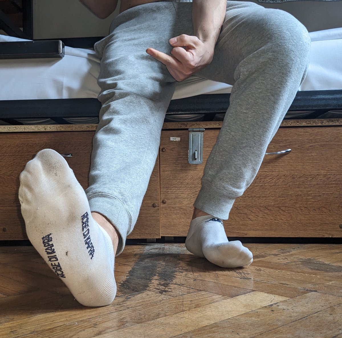 COME ON DOG, I KNOW YOU WANNA SNIFF AND LICK MY SWEATY SOCKS 👅 

CANE INFERIORE, IN GINOCCHIO E PULISCI 

RETWEET ♻️ 
WORSHIP 🛐 
PAY 💰 

#findom #twinkmaster #socksfetish #socks #feet