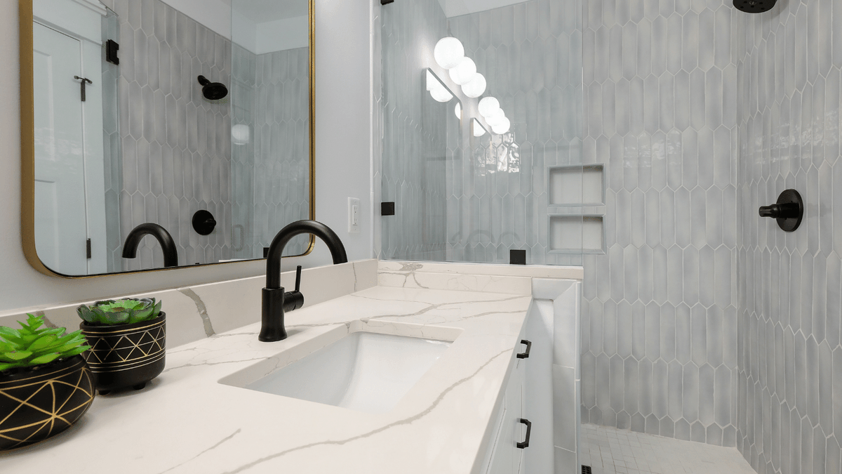 KettlerDesign's tweet photo. This fantastic shower tile makes it easy to imagine a refreshing waterfall in your bathroom.
📸 by Shutter Avenue 🌀 Touchstone Fine Cabinetry 🌀 Harkey Tile &amp; Stone
#loveyourbathroom #karenkettlerdesign https://t.co/9VAxJ7CsTt
