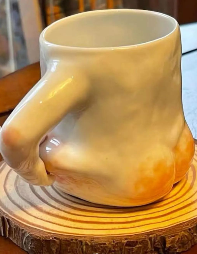 Taza con lorza.
Obra de Julia Zhu.