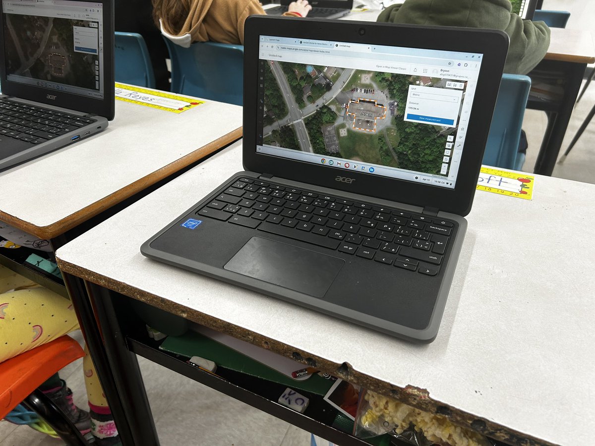 Students in grade 3 Gordon @CaudlePark are using @ArcGISOnline to explore their neighbourhood and take measurements of distance and perimeter.