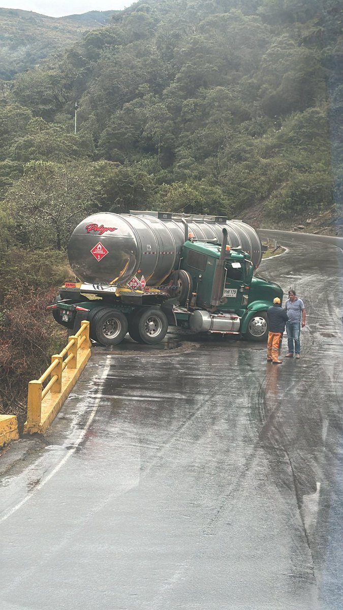 CaracolRadioTun's tweet photo. #AEstaHora se registra accidente en el sector conocido como #Toquilla, en la vía #Sogamoso-#Aguazul. Como se ve en las imágenes, están involucrados una tractomula y un bus de Libertadores 

Fotos | @oscarbeltranpe1 https://t.co/EqJNr1tTYD
