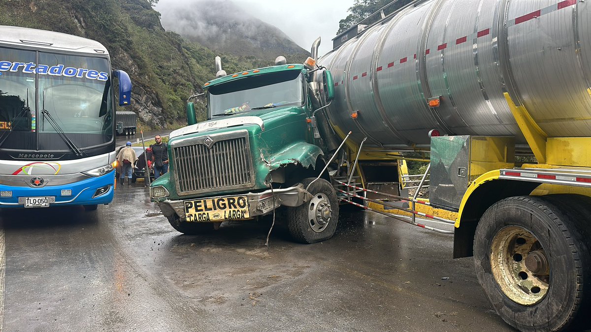 CaracolRadioTun's tweet photo. #AEstaHora se registra accidente en el sector conocido como #Toquilla, en la vía #Sogamoso-#Aguazul. Como se ve en las imágenes, están involucrados una tractomula y un bus de Libertadores 

Fotos | @oscarbeltranpe1 https://t.co/EqJNr1tTYD