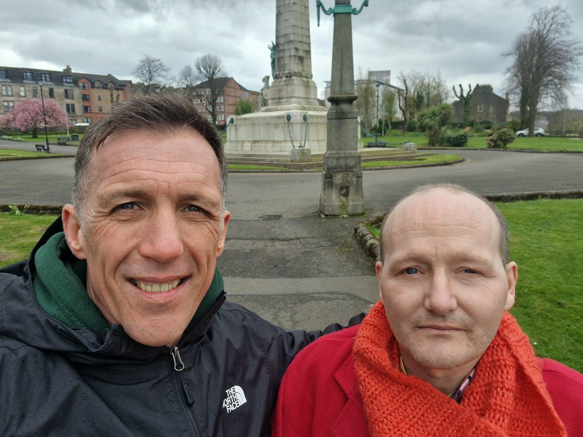 Community Connector Kev with his friend Craig, meeting new people exercising with @InverclydeBothy health walk, then socialising in @Belvillegarden at 'Soup and a blether'! 😃❤️

Find out more
yourvoice.org.uk/involve-inverc…

#socialprescribing #movementmatters #peers #healthandwellbeing